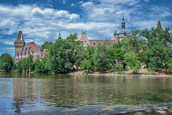 Edificio Histórico Budapest Castillo Vajdahunyad Con Lago Sobre Cielo Azul —  Fotos de Stock