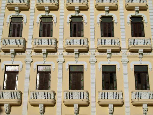 Żółty budynek kubańskiego — Zdjęcie stockowe