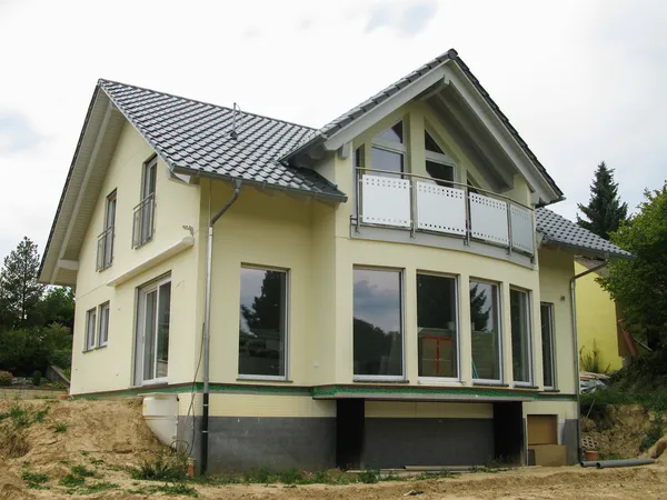 Modern single-family house with glass front — Stock Photo, Image