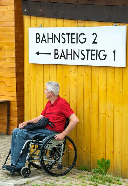 Αναμονής σε μια αναπηρική καρέκλα — Φωτογραφία Αρχείου