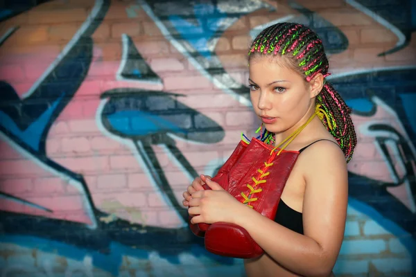 Mädchen mit roten Boxhandschuhen — Stockfoto