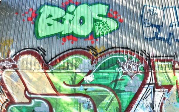 Şehirde duvar yazısı var.