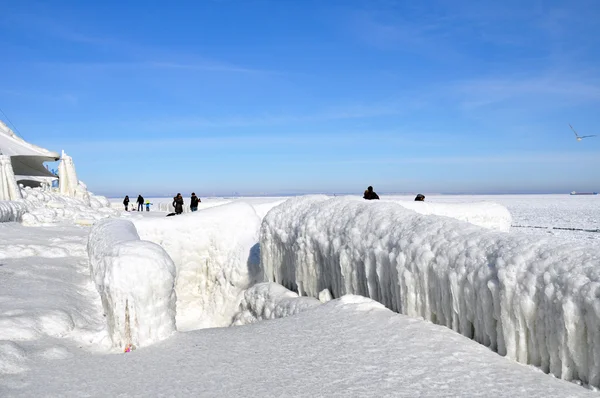 Bloques de hielo en un muelle — Foto de Stock