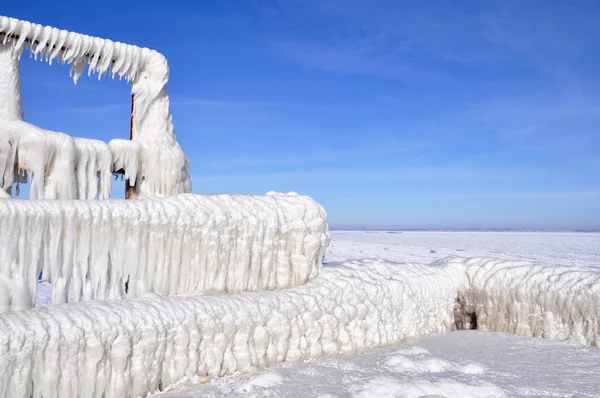 buz blokları bir iskele üzerinde