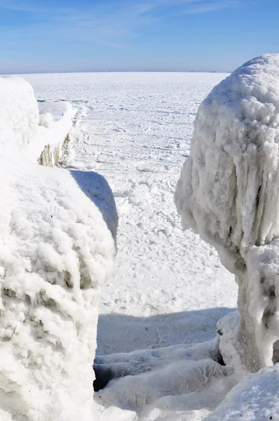 Buz blokları bir iskele üzerinde — Stok fotoğraf