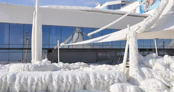buz blokları bir iskele üzerinde