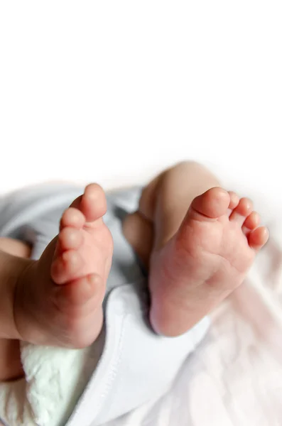 Culetto neonato in un pannolino, con gambe e piedi adorabili — Foto Stock