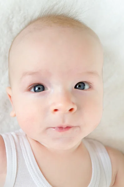 흰색 바탕에 귀여운 아기의 사랑 스러운 초상화 — 스톡 사진