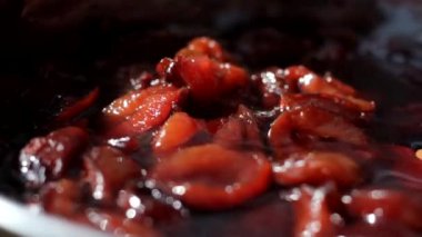 Erik reçeli pişirilir ve ahşap kaşıkla karıştırılır. Sığ alan derinliği