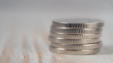 Küçük paralar yığının üzerine düşer. Makro manzara. Sığ alan derinliği