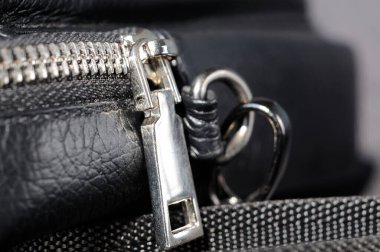 Deri bir çantada fermuar. Sığ alan derinliği