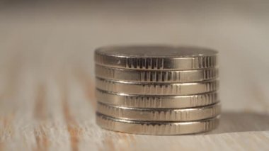 Küçük paralar yığının üzerine düşer. Makro manzara. Sığ alan derinliği