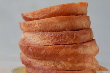 Kapalı tabakta kızartılmış beyaz ekmek. Sığ alan derinliği