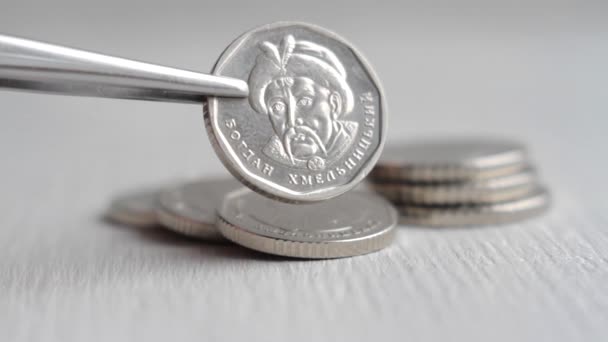 Ουκρανικό Νόμισμα Πέντε Εθνικού Νομίσματος Που Πραγματοποιήθηκε Τσιμπιδάκι Closeup Ρηχό — Αρχείο Βίντεο