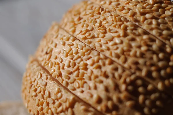 Белый Хлеб Посыпанный Семенами Туши Крупным Планом Мелкая Глубина Резкости — стоковое фото