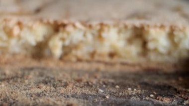 Fırın tepsisindeki elmalı turta pürüzsüz bir odak alanına doğru ilerliyor