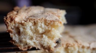 Pasta spatulasında bir parça elmalı turta. Sığ alan derinliği