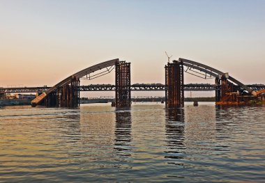 Köprü yapım aşamasındadır