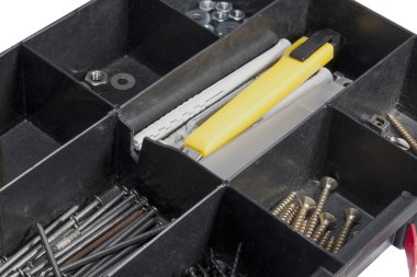 bir kutu çivi ve vida