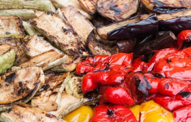 Kızarmış sebze ile garnitür