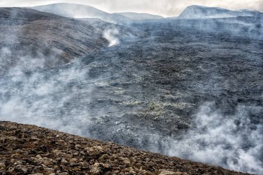 Lav tarlası ve vulvanik duman. Okyanustaki güzel volkanik ada. İzlanda. Yüksek kalite fotoğraf