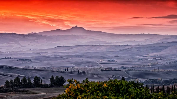 Región Pitoresca Toscana Cielo Sangriento Durante Amanecer Italia Foto Alta —  Fotos de Stock