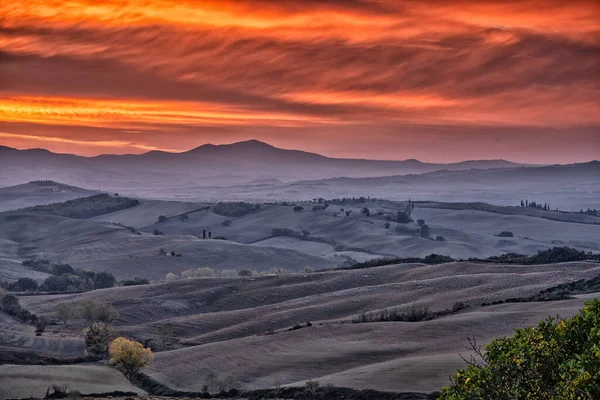 Región Pitoresca Toscana Cielo Sangriento Durante Amanecer Italia Foto Alta —  Fotos de Stock