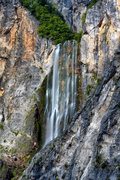 Çok güzel bir şelale, Slap Bovec, Kobarid, Slovenya. Yüksek kalite fotoğraf