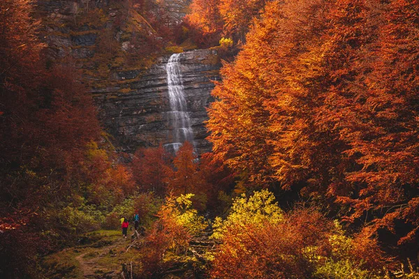Einige Wanderer Vor Den Morricana Wasserfällen Monti Della Laga Abruzzen — Stockfoto