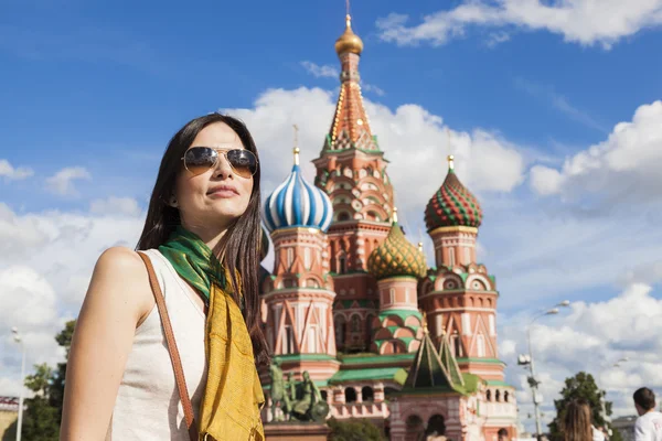 Turist kvinna framför saint basil cathetral i Moskva Royaltyfria Stockbilder