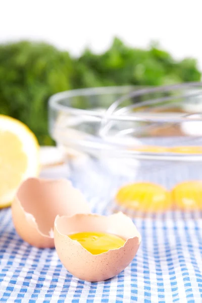 Huevos rotos en tazón con limón — Foto de Stock