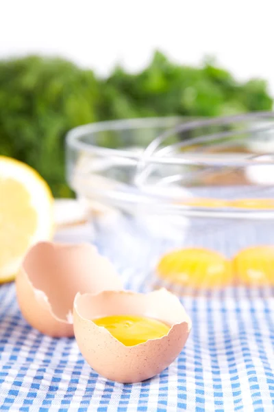 kırık yumurta bir kapta limon