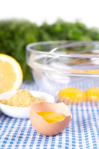 Huevos rotos en tazón con limón y mostaza — Foto de Stock