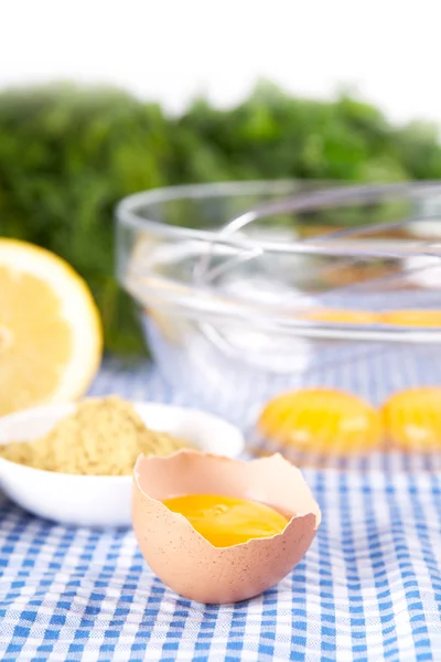 kırık yumurta bir kapta limon ve hardal