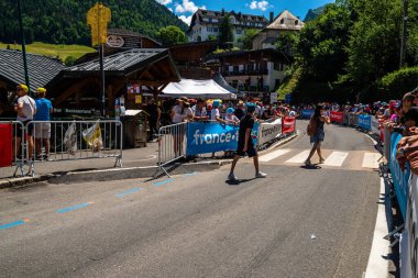 competitors and spectators at the Tour de France 2022