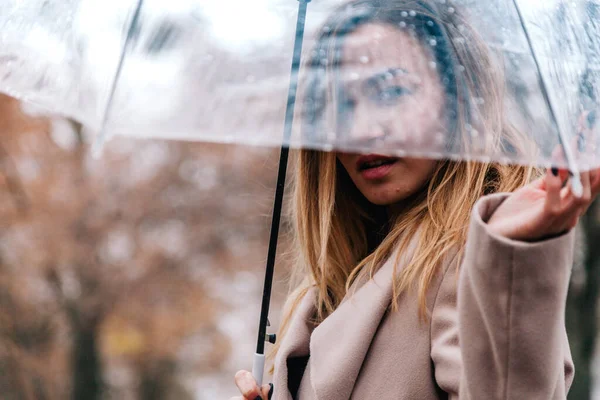 Uma Jovem Delgada Linda Menina Casaco Caminha Chuva Com Guarda — Fotografia de Stock