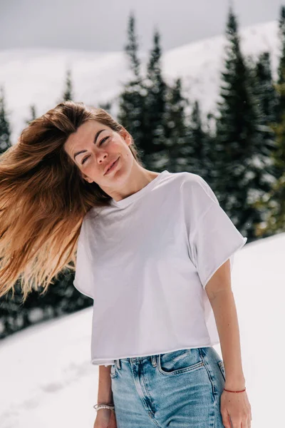 Belle femme caucasienne en tenue de mode tendance posant contre la forêt de montagne — Photo