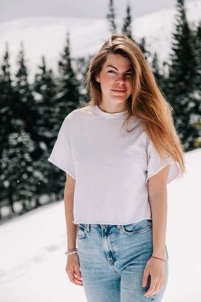 Schöne Kaukasierin im trendigen Mode-Outfit posiert gegen den Bergwald — Stockfoto