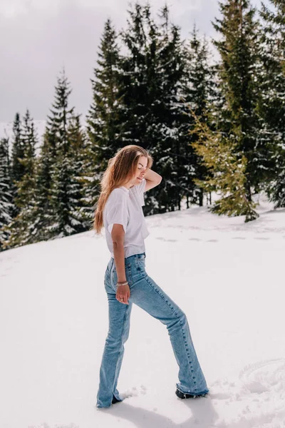 Krásná běloška žena v módní módní oblečení pózuje proti horskému lese — Stock fotografie