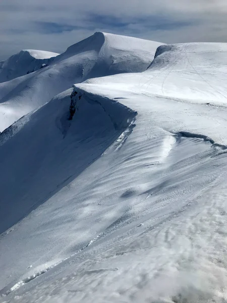 Pico nevado dos Cárpatos em bela cor ao pôr do sol — Fotografia de Stock