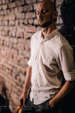 Beyaz gömlekli, kel ve sakallı bir adamın portresi. Yüksek kalite fotoğraf