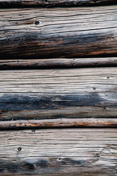 Ein Fragment der Mauer des Blockhauses. rissige Enden alter Baumstämme. natürliches Holz, raue Textur — Stockfoto