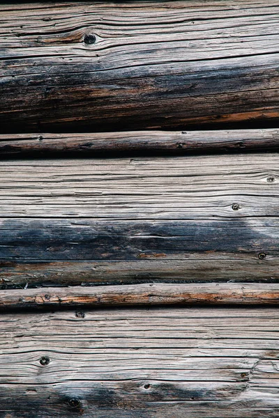 Ein Fragment der Mauer des Blockhauses. rissige Enden alter Baumstämme. natürliches Holz, raue Textur — Stockfoto