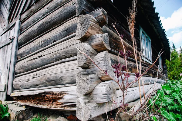 Corner of an old wooden house made of logs with a beautiful natural texture — 스톡 사진