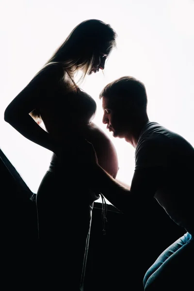 Mari Embrasse Estomac Des Femmes Enceintes Silhouettes Sombres Sur Fond — Photo