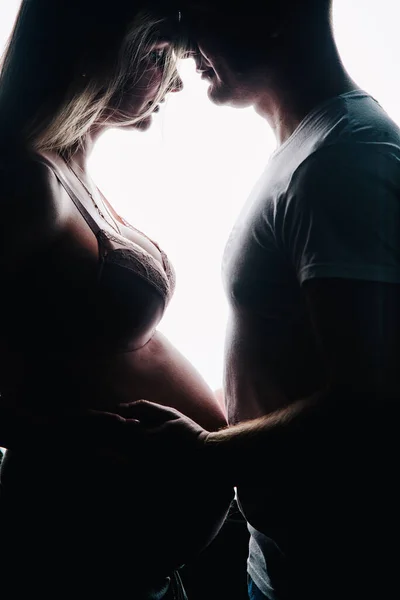 Sylwetka Mężczyzny Shircie Kobiety Ciąży Pięknej Bieliźnie Białym Tle Studio — Zdjęcie stockowe
