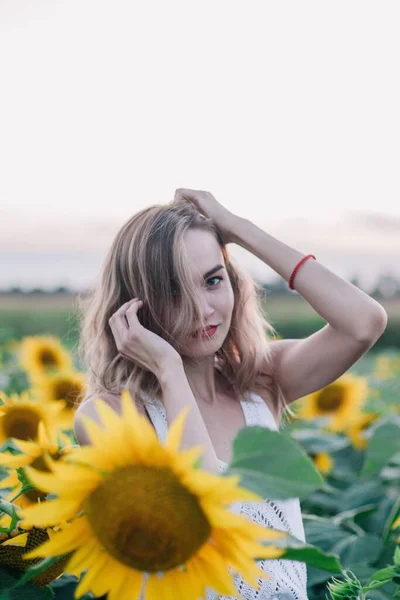 Une Jeune Fille Élancée Avec Des Cheveux Lâches Dans Shirt — Photo