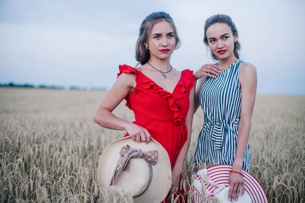 Two Young Girls Love Each Other Non Traditional Orientation Field — Stock Photo, Image