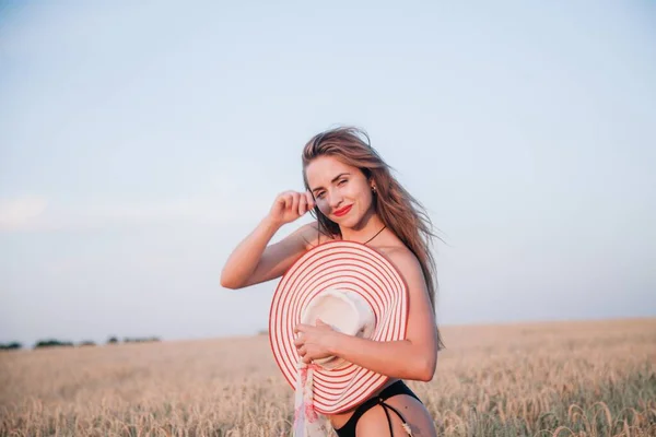 Young Slender Black Panties Field Wheat Covers Her Chest Straw — Stock Photo, Image