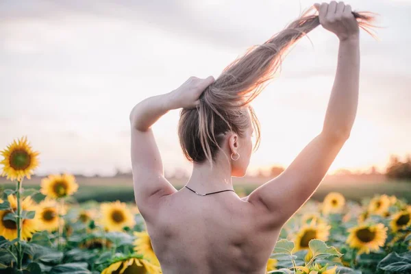 Ein Junges Nacktes Schlankes Mädchen Mit Lockeren Haaren Bedeckt Ihren — Stockfoto